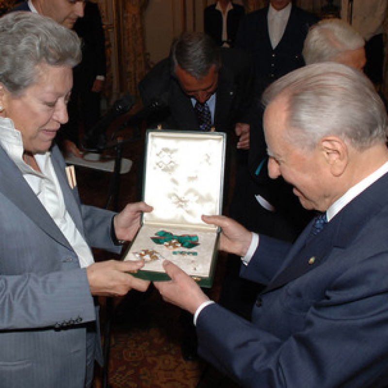 Elsa Peretti riceve un riconoscimento da Carlo Azeglio Ciampi