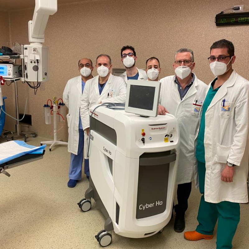Il dottore Bologna con la sua equipe e il nuovo laser