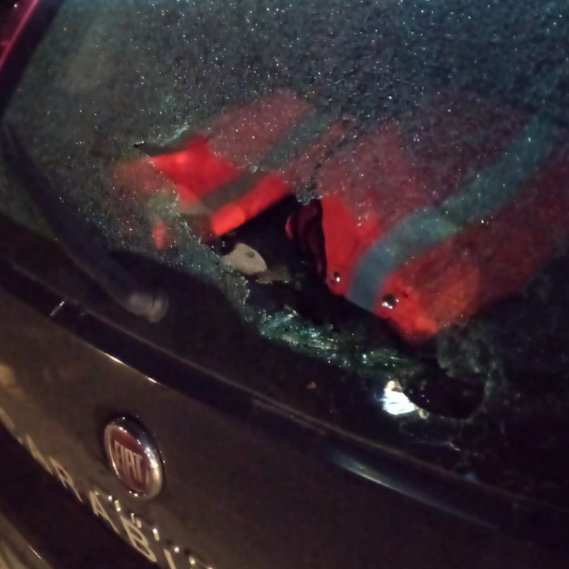 Il lunotto rotto dell'auto dei carabinieri