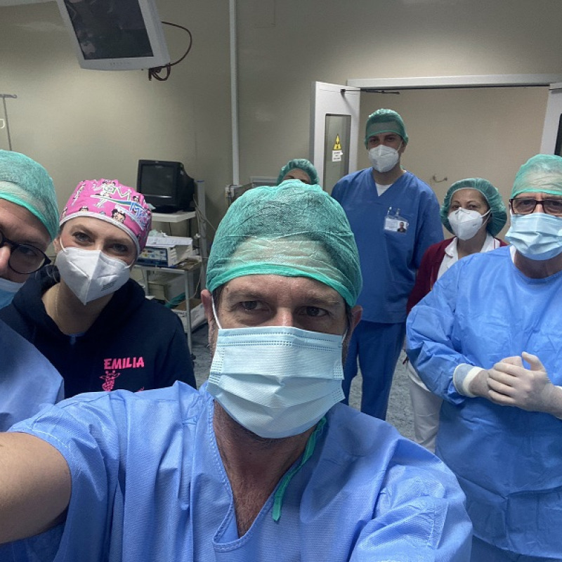Nella foto l’equipe chirurgica di ortopedia che ha partecipato alla prima seduta operatoria