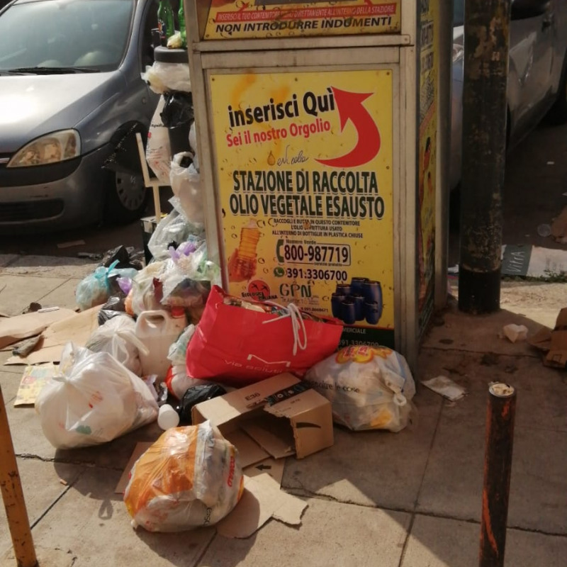 La discarica davanti alla scuola elementare Pitrè a Palermo