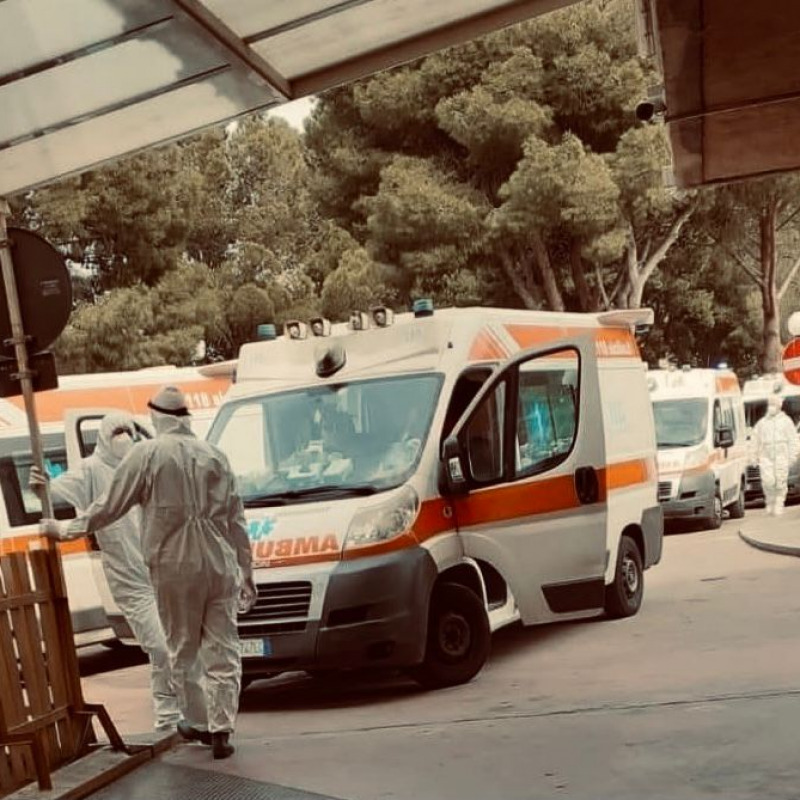 La foto pubblicata da Apollonio Curione su Facebook: ambulanze in coda a Partinico