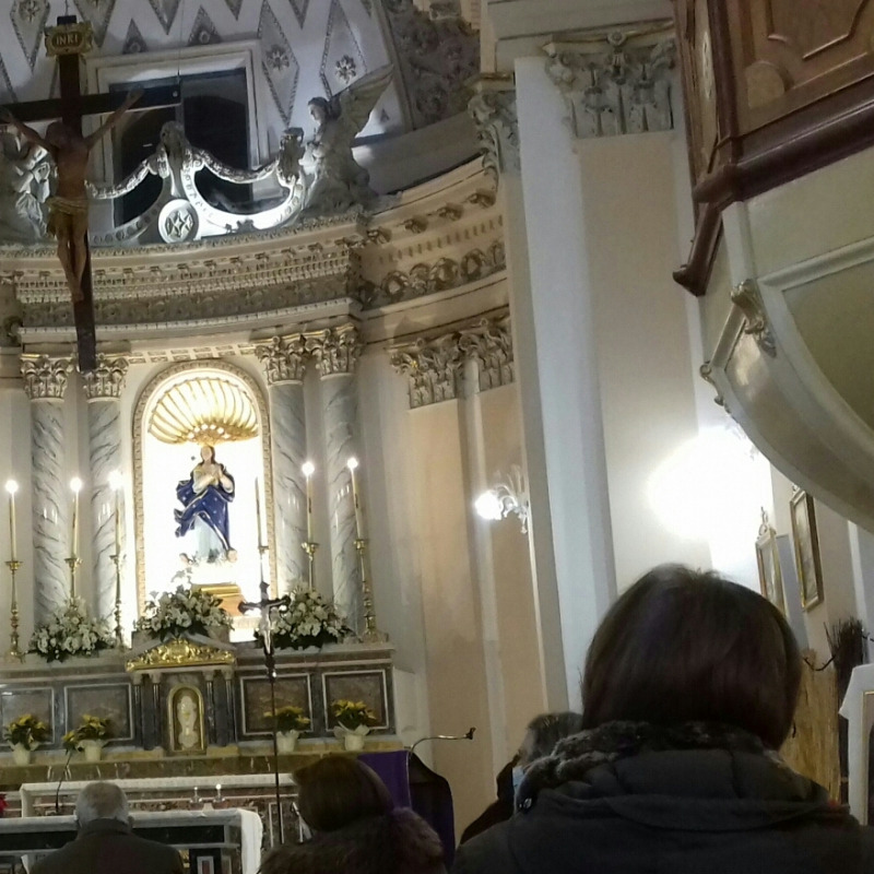Fedeli all'interno della chiesa San Vito di Bronte