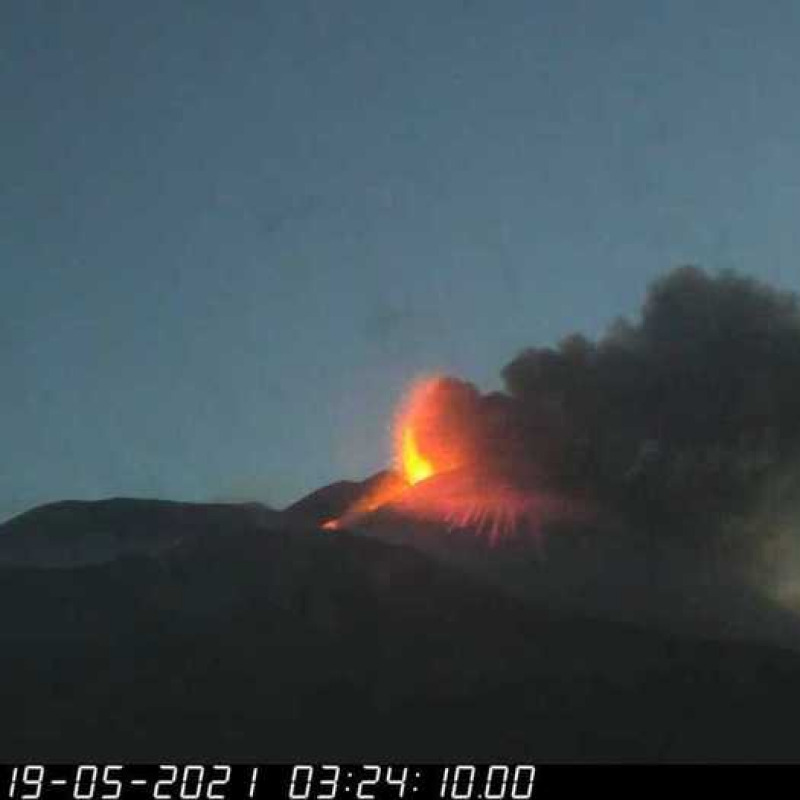 Immagine della fontana di lava dell'Etna dalla telecamera INGV (eruzione 19 maggio)