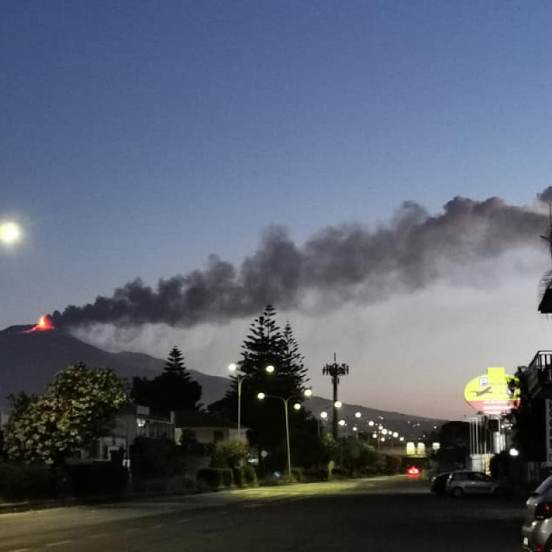 Vulcano Etna, foto di Salvatore Scordo scattata dal quartiere San Giuseppe la Rena, a Catania