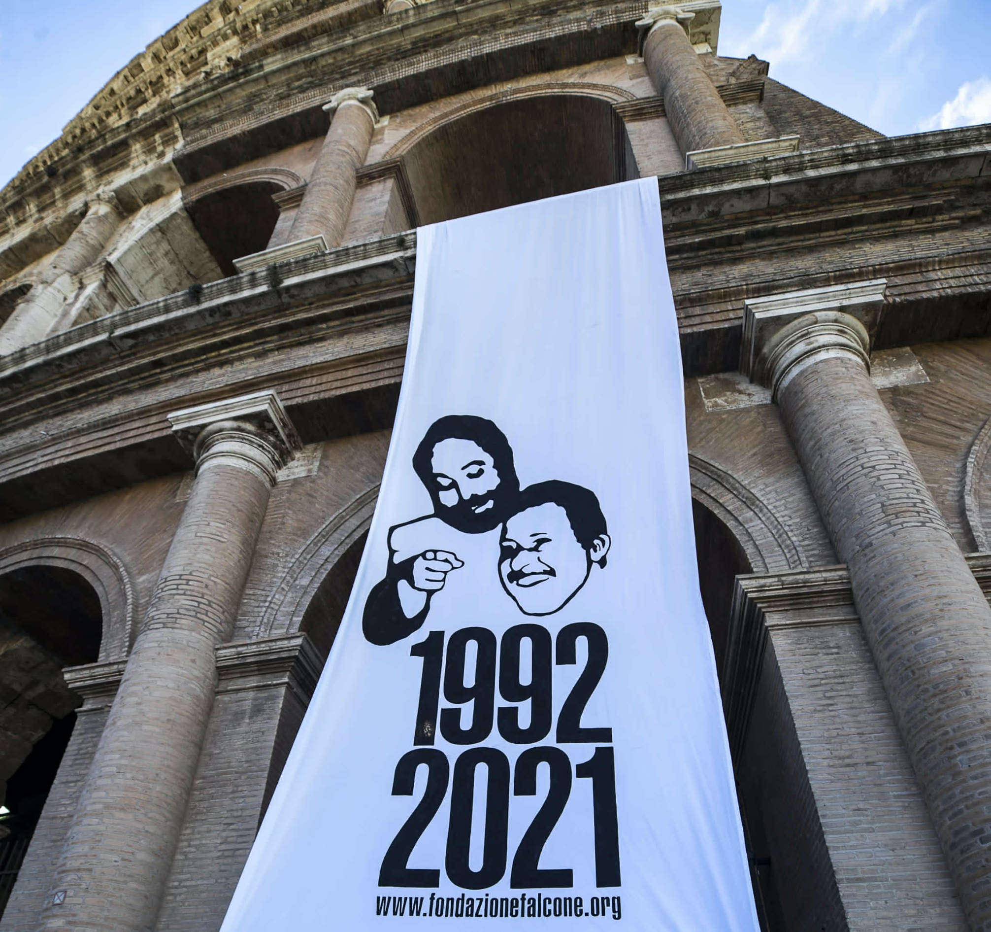 Mafia, un lenzuolo bianco sul Colosseo e in tante città per ricordare  Falcone e Borsellino