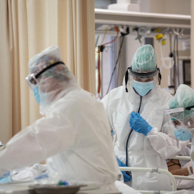 Operatori sanitari, che indossano tute protettive mediche e mascherine, al lavoro nella terapia intensiva dell'Ospedale Sant'Orsola di Bologna