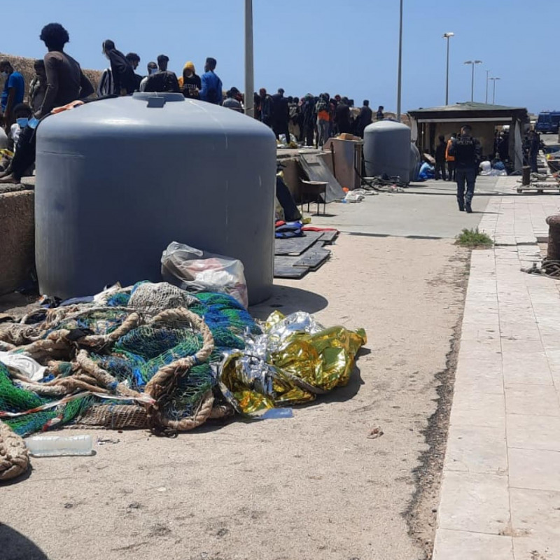 Migranti al molo Favaloro di Lampedusa