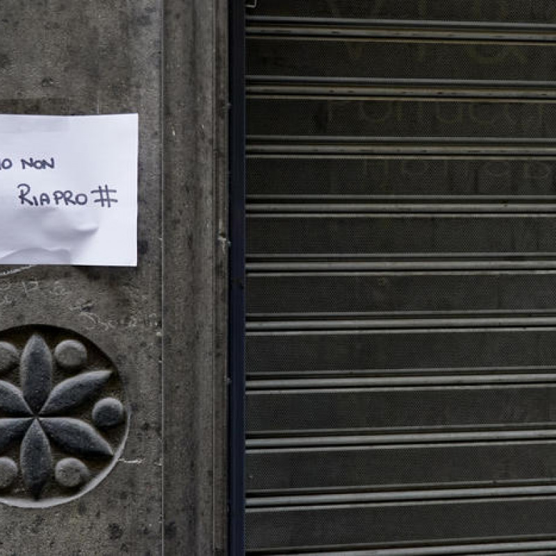La protesta dei negozianti di via Chaia a Napoli, una delle principali mete dello shopping, che, con volantini esposti sulle serrande ancora chiuse, hanno annunciato che il 18 maggio, data della fine del lockdown per i negozi al dettaglio, non riapriranno, 2 maggio 2020ANSA / CIRO FUSCO