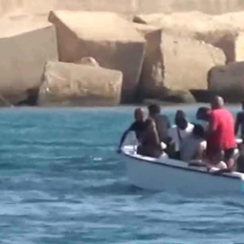 La messa in sicurezza di uno dei barconi arrivati a Lampedusa