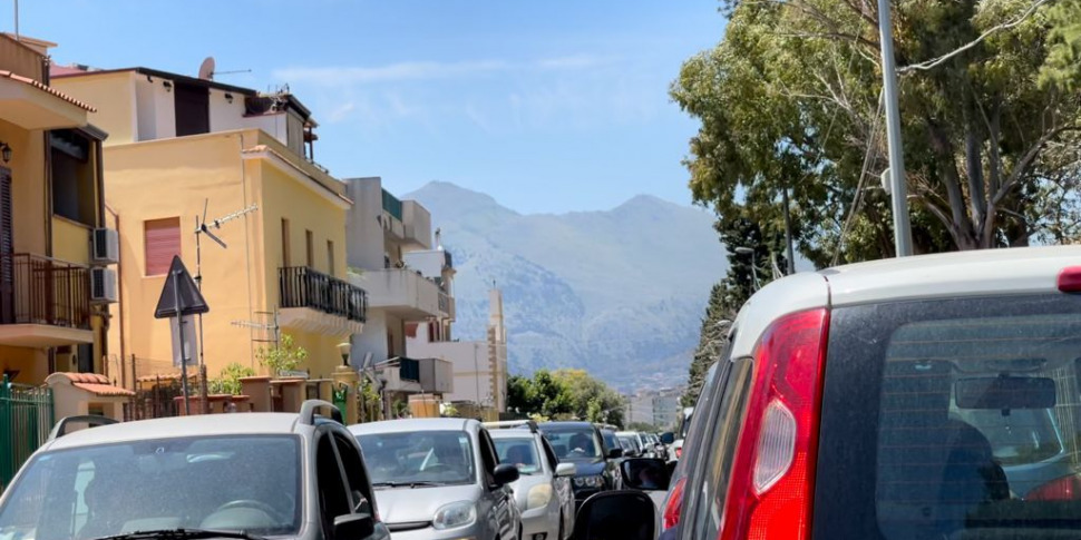 Favorita chiusa, traffico in tilt a Palermo: lunghe code fino al ...