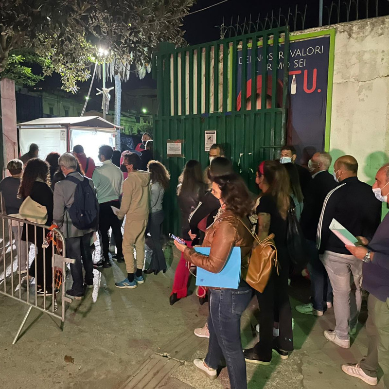 Gente in fila alla Fiera del Mediterraneo di Palermo per la vaccinazione notturna