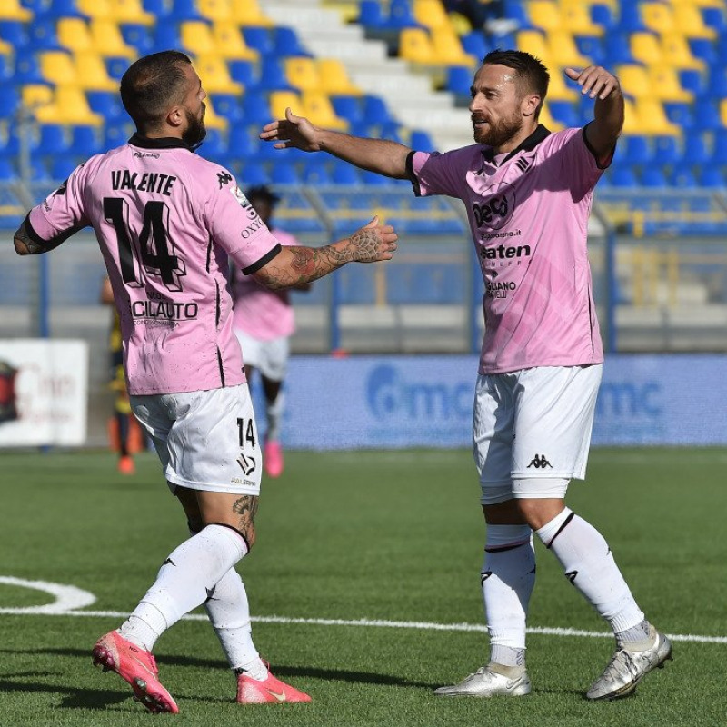 Valente e Floriano esultano dopo il gol alla Juve Stabia (foto palermofc.com)