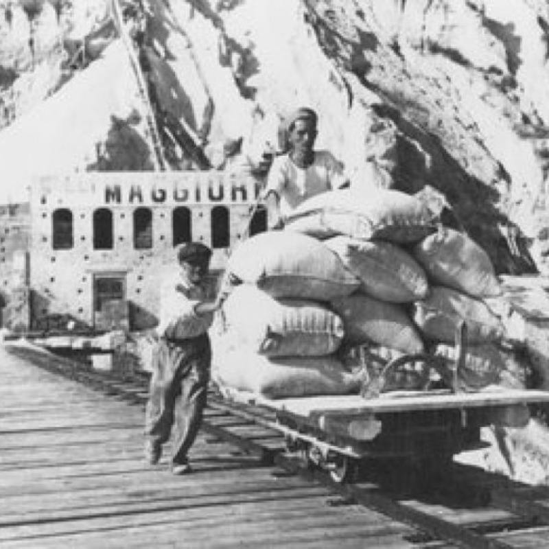 Foto storica degli impianti della pomice di Lipari