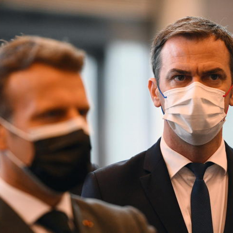 Il presidente Emmanuel Macron e il ministro della Salute Olivier Veran