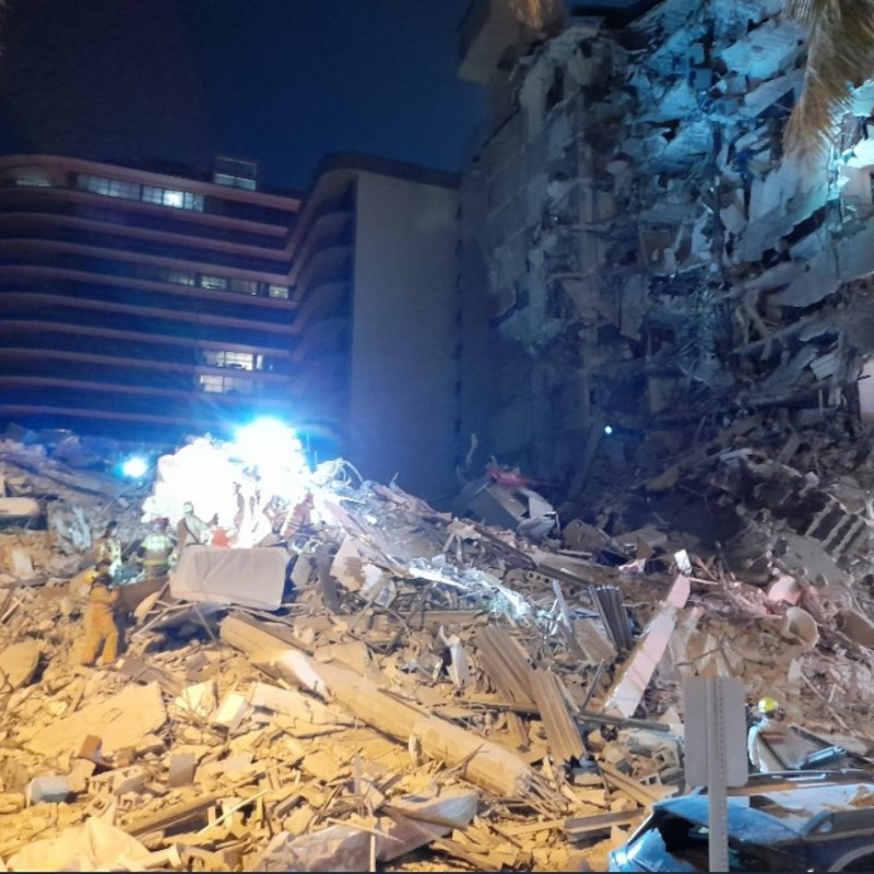 L'edificio crollato (foto profilo Twitter Izzy @YWNReporter)