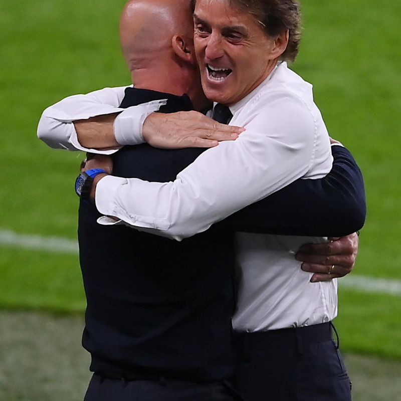 L'abbraccio di Mancini a Vialli alla fine della partita contro l'Austria