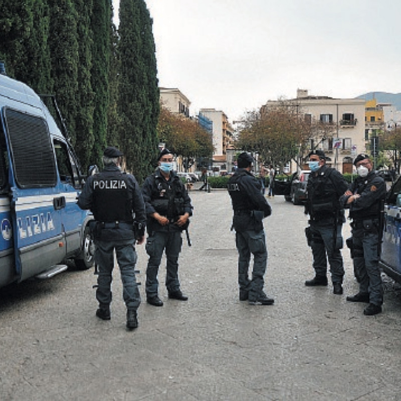L'intervento delle forze dell'ordine in piazza Magione