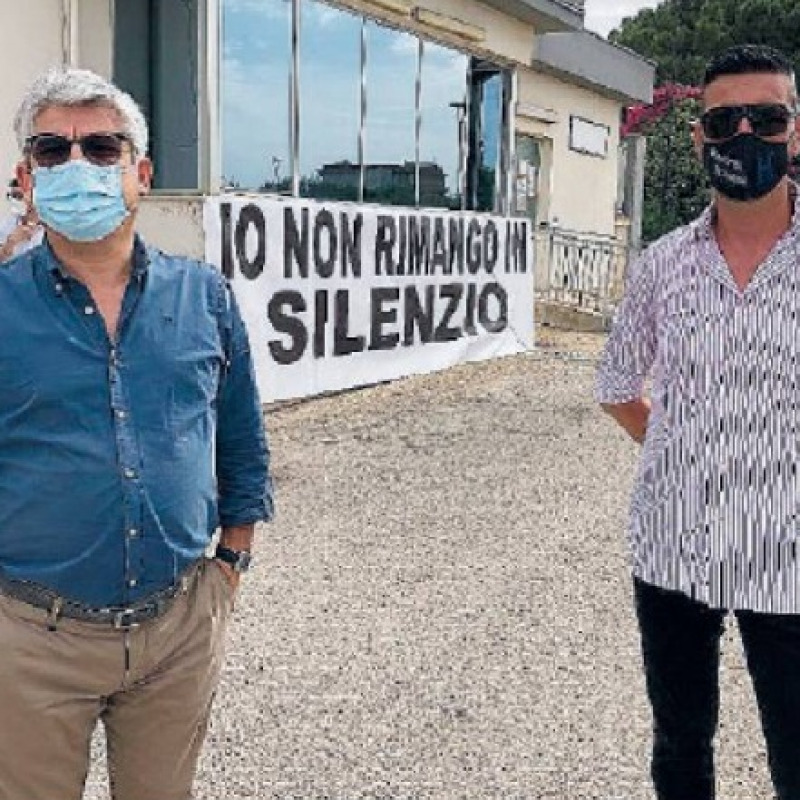 Il sindaco Matteo Ruvolo e Riccardo Romano durante il sit-in. Foto Pantano