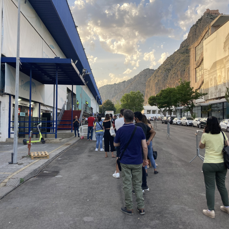 Palermitani in fila per il vaccino alla Fiera del Mediterraneo