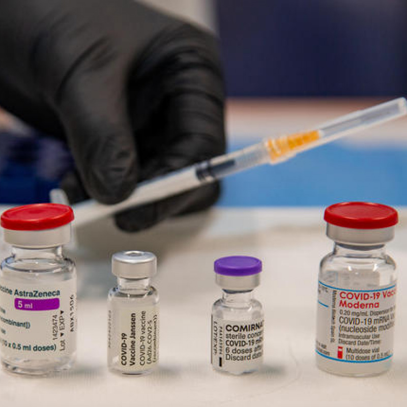 Fiale dei vaccini anti Covid-19, da sinistra, AstraZeneca, Johnson & Johnson, Pfizer e Moderna