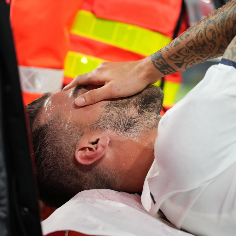 Leonardo Spinazzola esce in lacrime dal campo dopo l'infortunio