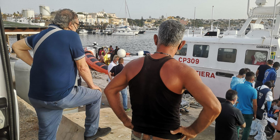 Sbarchi Senza Sosta A Lampedusa Arrivato Un Quarto Barchino Con