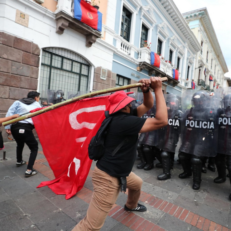 La polizia si scontra con i manifestanti a Quito