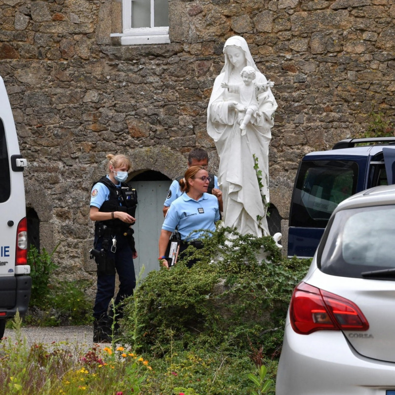 I gendarmi francesi davanti alla comunità dei confratelli missionari Montfortain, dove è stato ucciso padre Olivier Maire