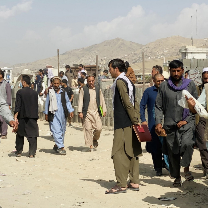 Cittadini afgani radunati fuori dall'aeroporto internazionale Hamid Karzai di Kabul per fuggire dal Paese