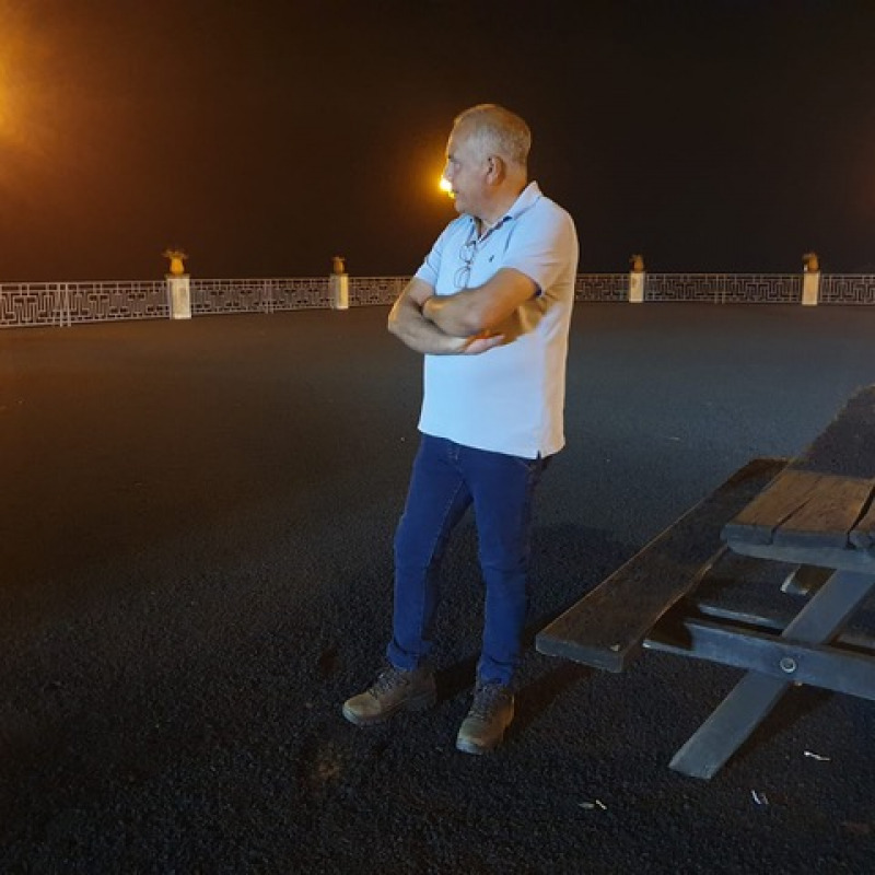 Il sindaco di Milo, Alfio Cosentino, nella piazza Belvedere sommersa dalla cenere dell'Etna,