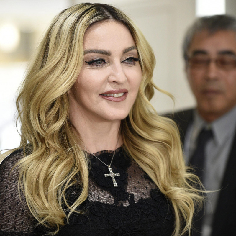 Madonna annuncia uno storico accordo con la Warner