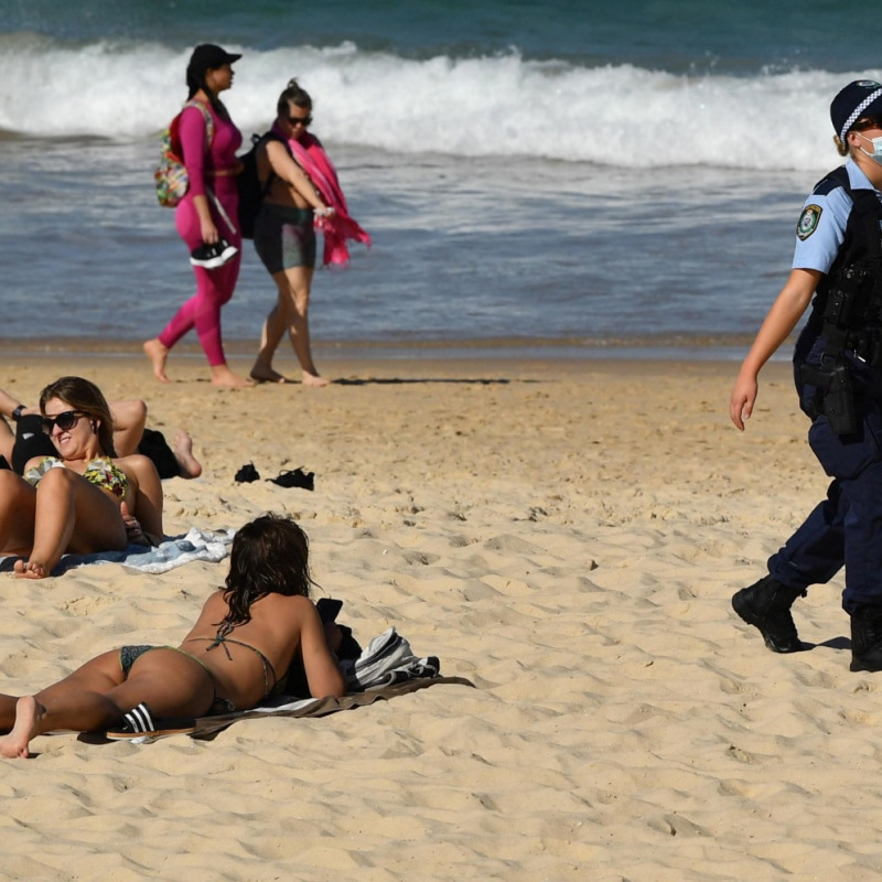 Controlli della polizia per evitare assembramenti a Bondi Beach, a Sydney