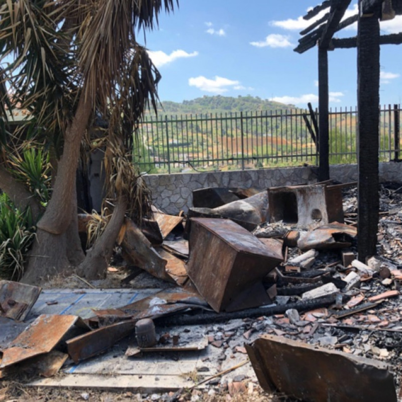 Il chiosco di Calatafimi distrutto dalle fiamme