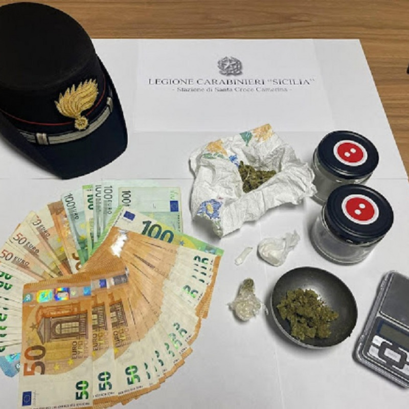 La droga e il denaro trovati in casa della persona arrestata