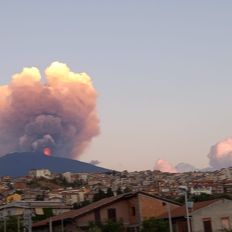 L'eruzione vista da Bronte (Foto di Luigi Putrino)