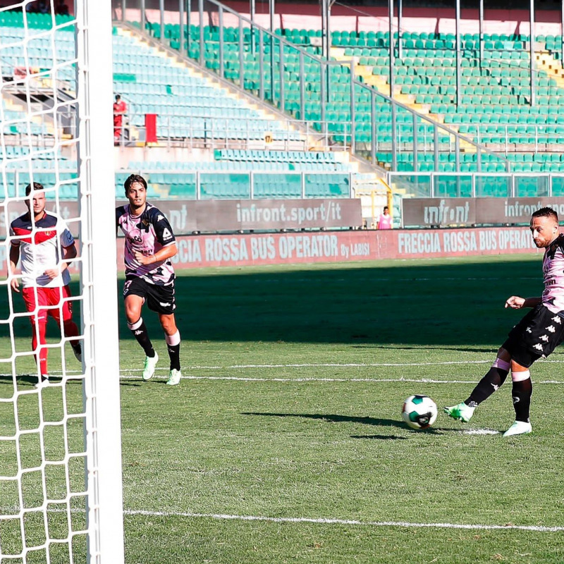 Il gol su rigore di Floriano che ha portato il Palermo sul 2-0 (Foto Palermo F.C.)