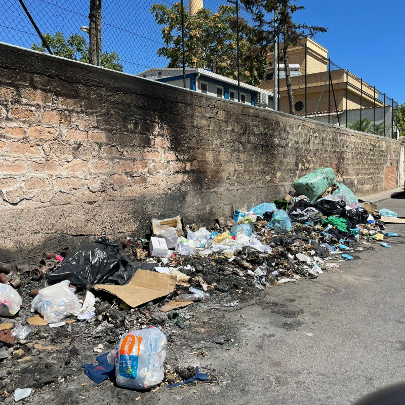 Incendi di rifiuti in via Tiro a segno