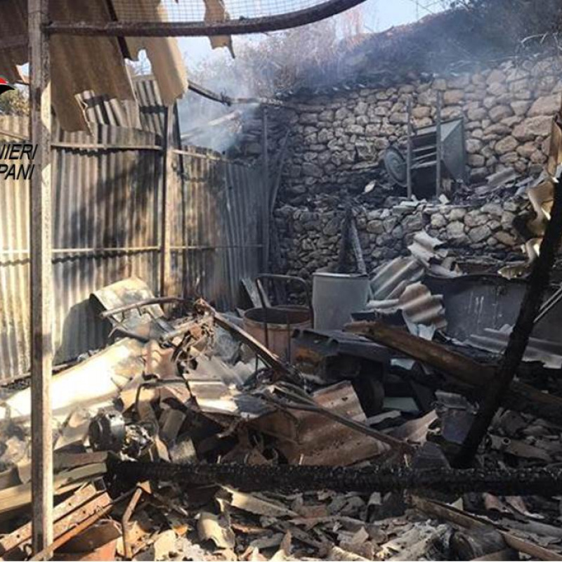 Il magazzino distrutto dalle fiamme a Partanna nel Trapanese