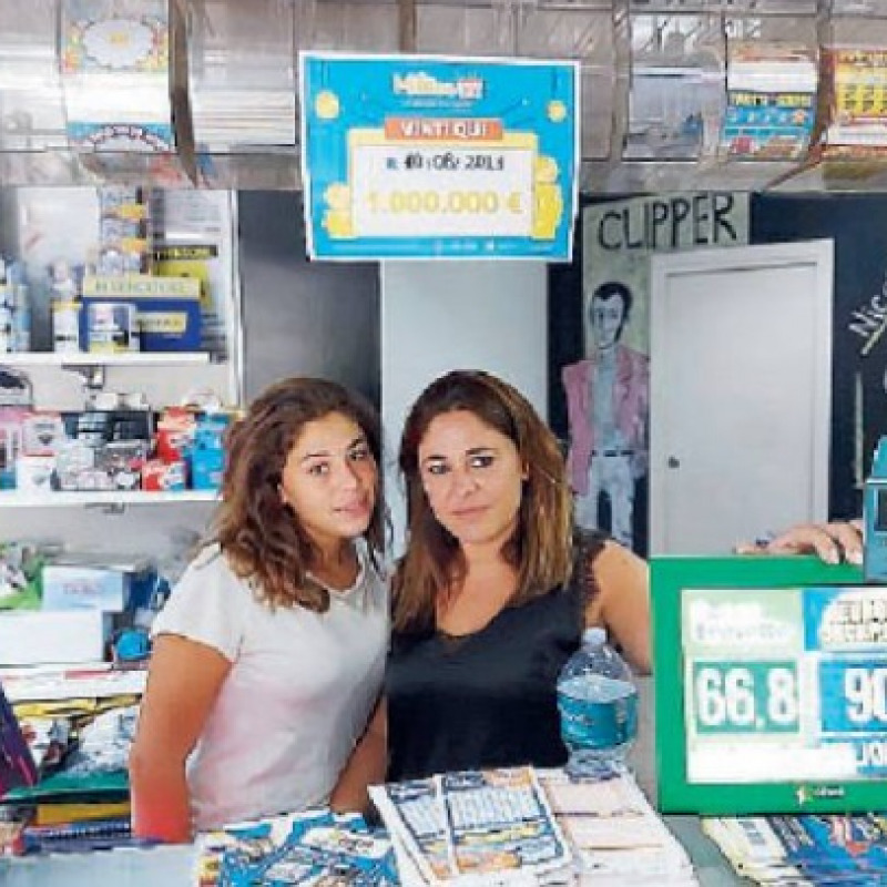 Nella foto Aida Pappalardo con la mamma Alessia Faraci all’interno della rivendita di viale Vittorio Veneto