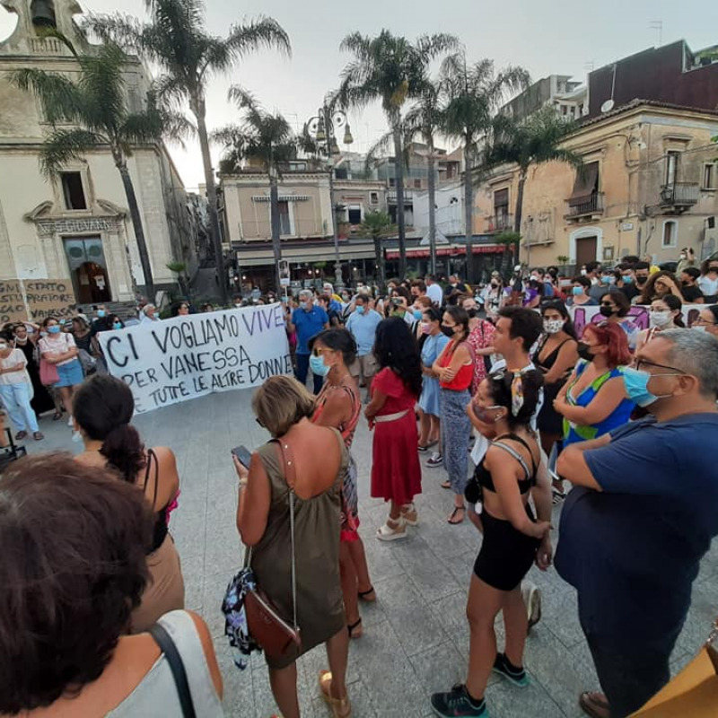 La manifestazione di "Non Una di Meno - Catania" sul lungomare di Acitrezza, luogo del femminicidio di Vanessa Zappalà