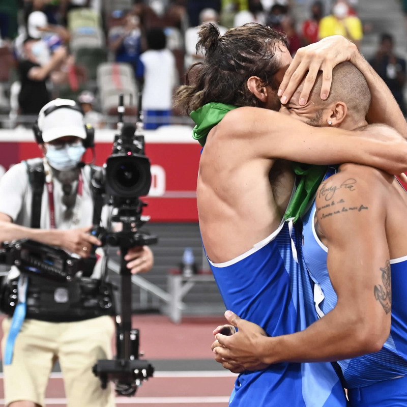 L'abbraccio di Jacobs e Tamberi, entrambi vincitori della medaglia d'oro