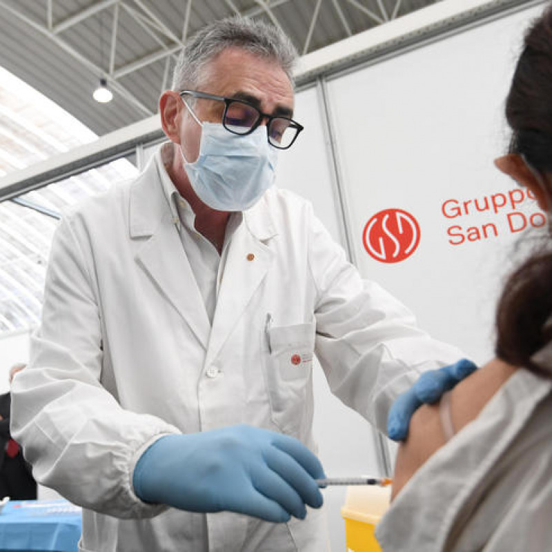 Il virologo Fabrizio Pregliasco mentre somministra un vaccino