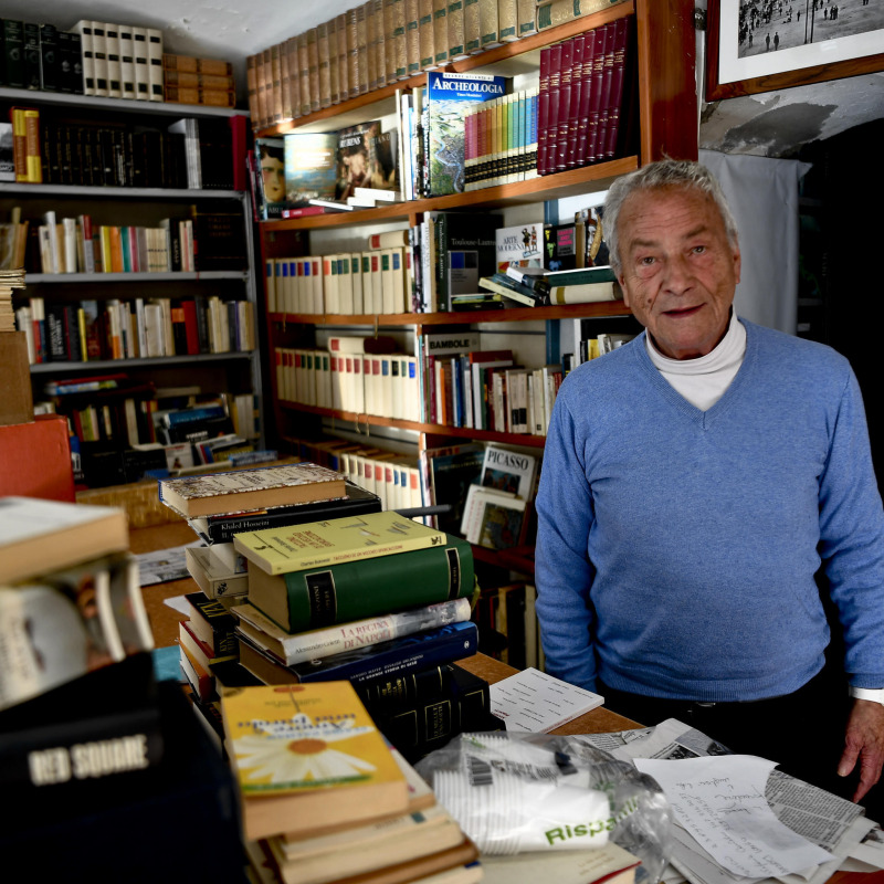 L'editore ed ex pugile Tullio Pironti nella sua libreria di Napoli