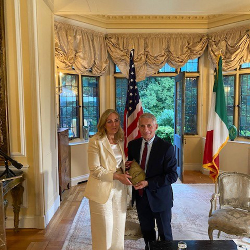 Anthony Fauci premiato dall'ambasciatrice Mariangela Zappia a Villa Firenze