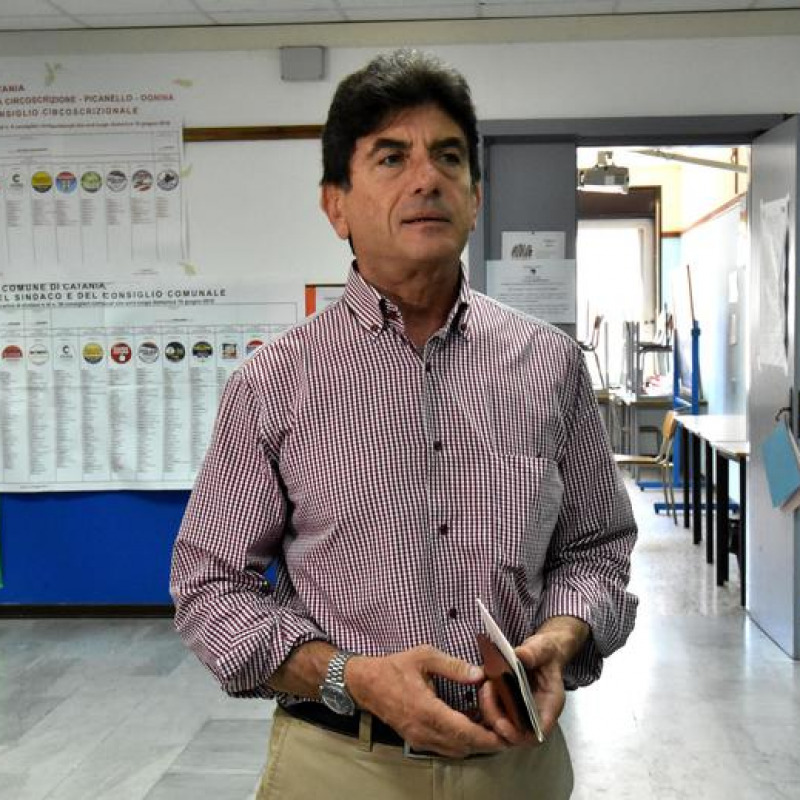 Giovanni Grasso al seggio per votare, nel 2018, da candidato sindaco
