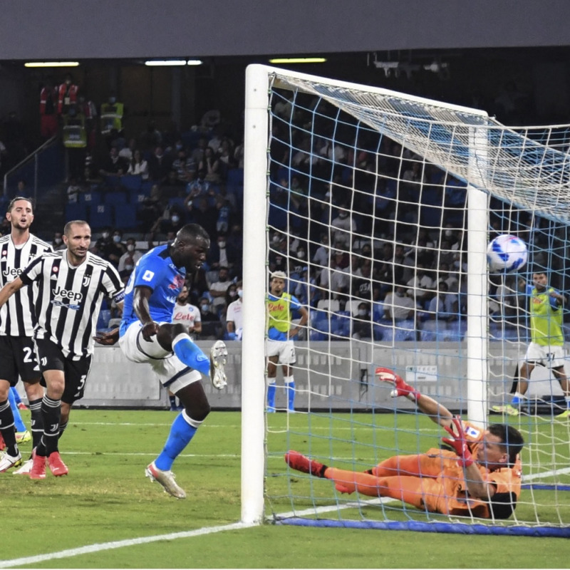 Koulibaly insacca la rete del 2-1 per il Napoli, dopo la respinta di Szczesny