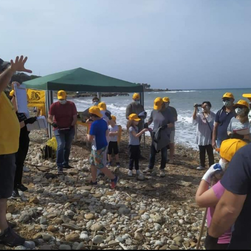 I volontari ripuliscono il litorale