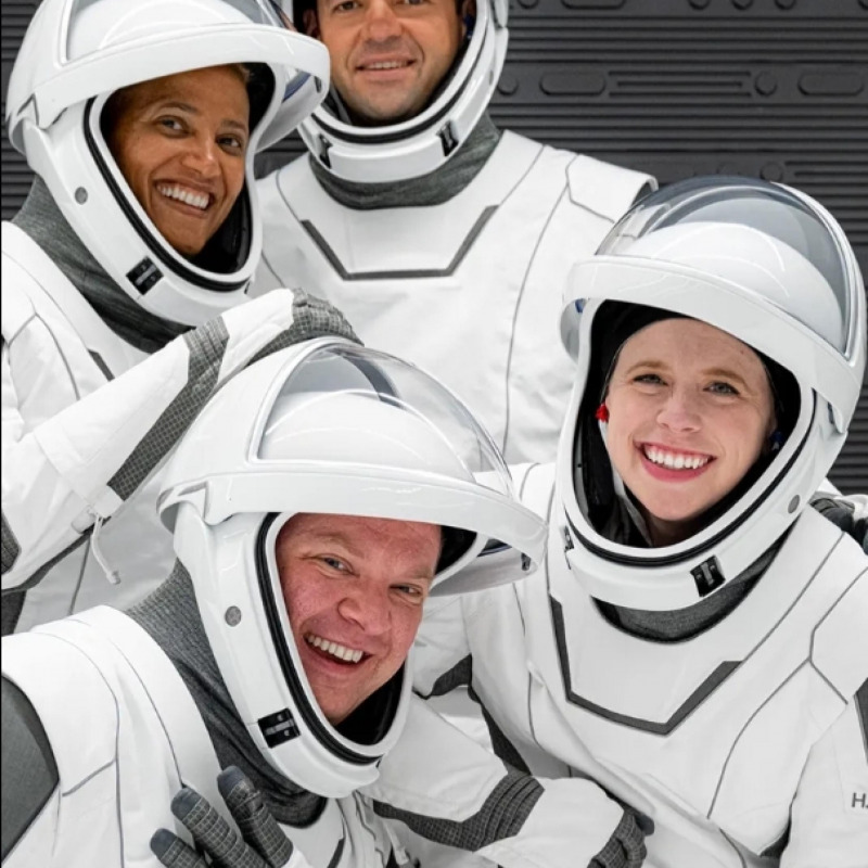 L'equipaggio SpaceX formato da quattro civili