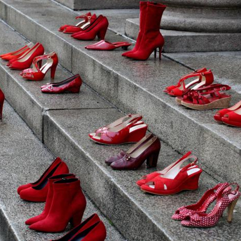 Violenza donne: scarpe rosse sulla scalinata teatro Regio di Parma